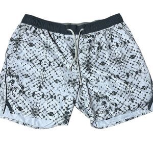 Vuori Men’s trail shorts black grey patterned athletic fit liner gorpcore summer